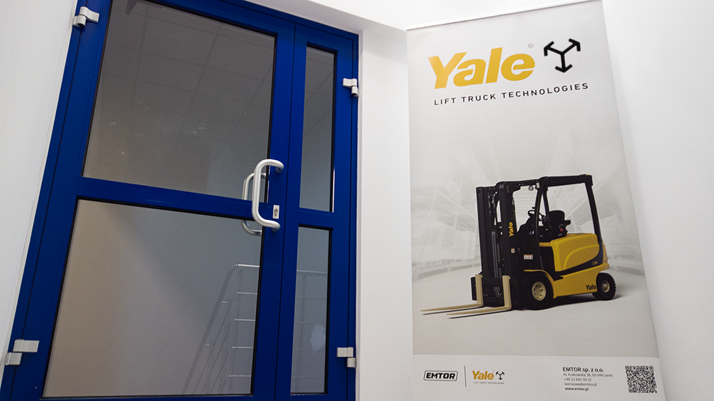 Branding Hyster w korytarzu