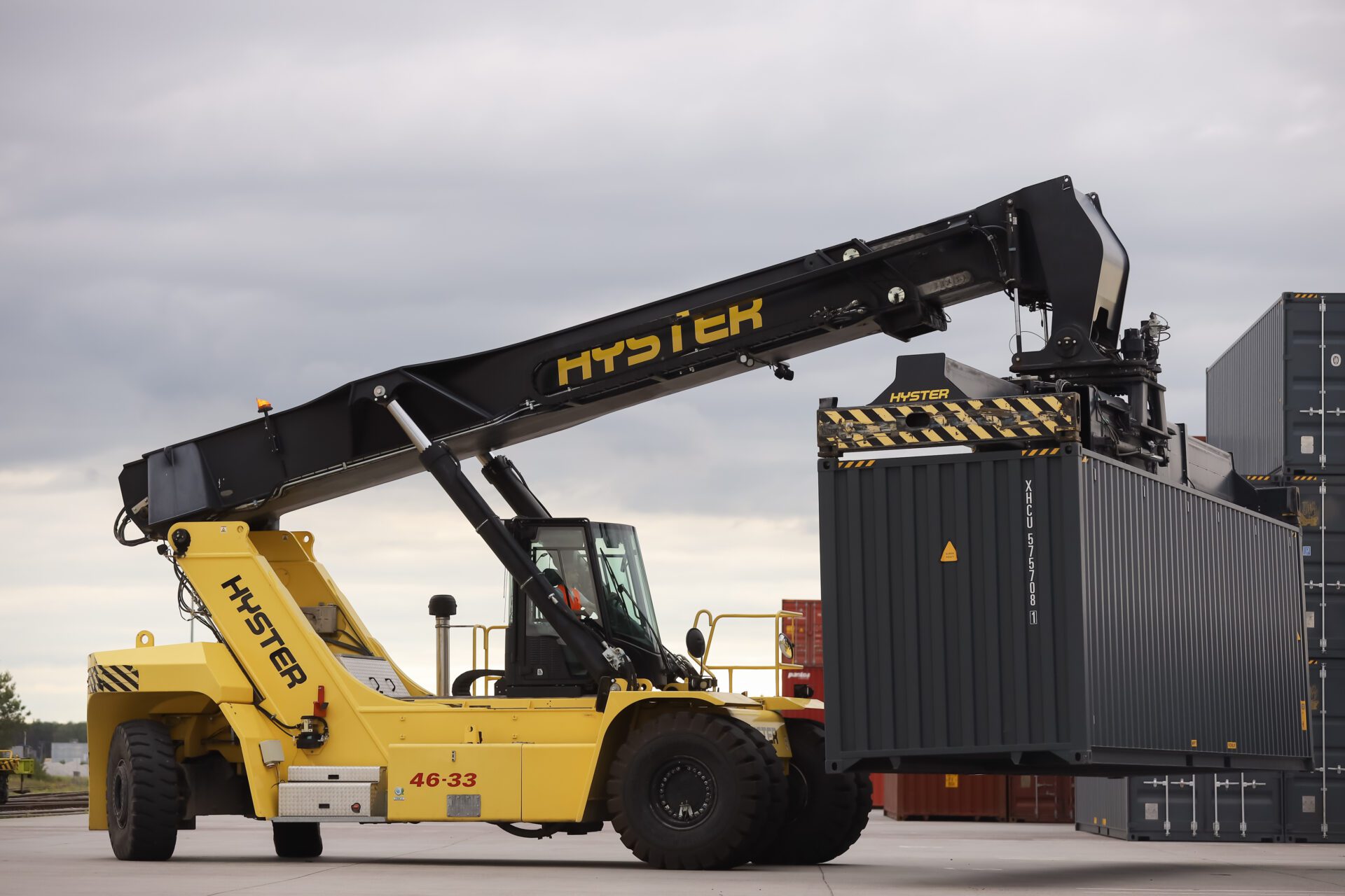 Reachstacker Hyster RS46 w działaniu