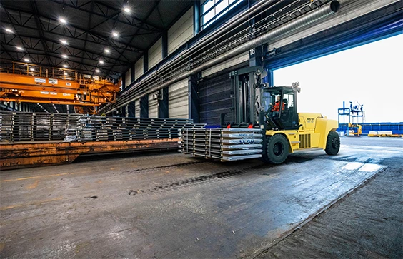 W&oacute;zek Hyster w zakładzie przemysłu metalowego