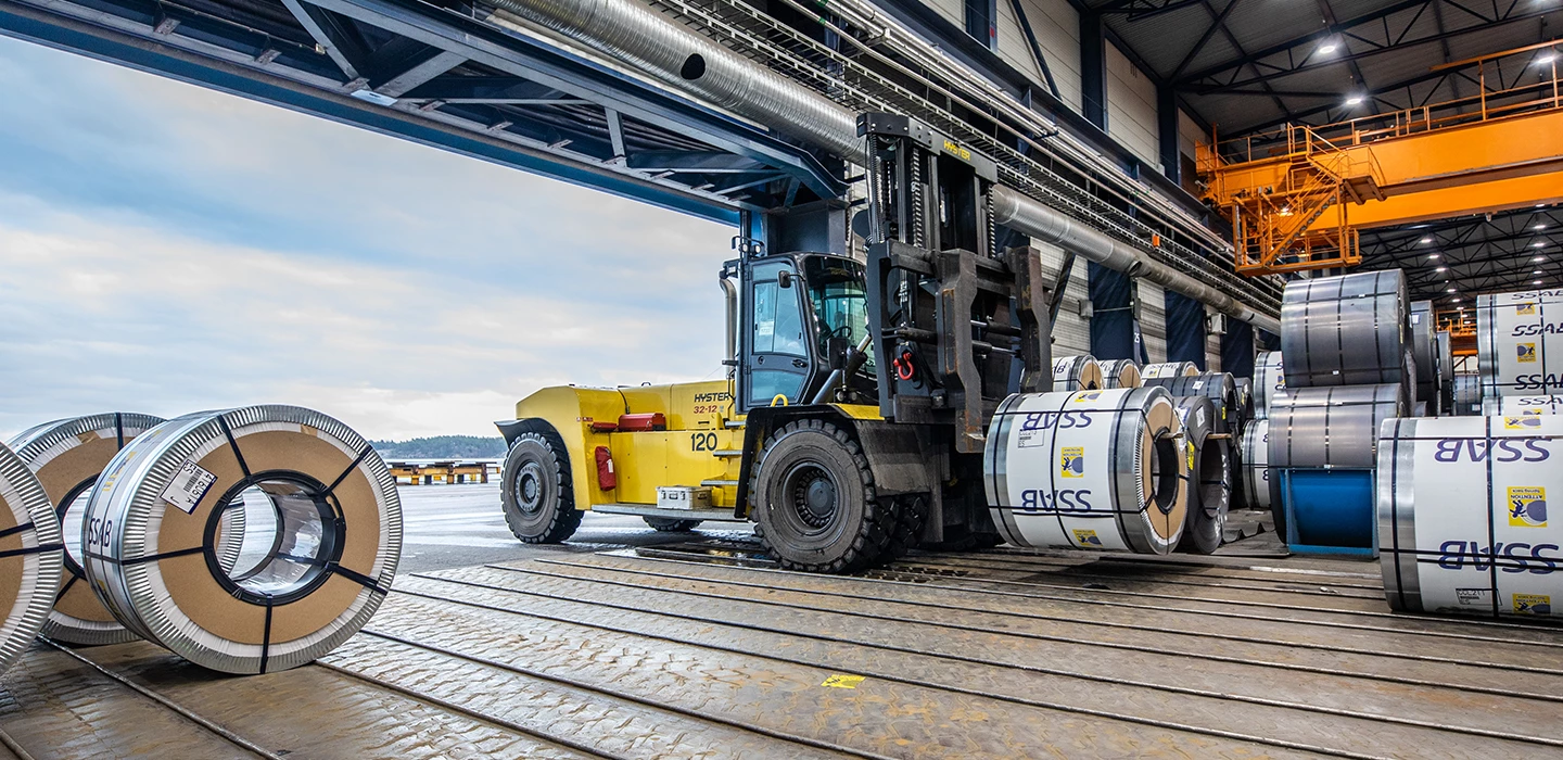 Ciężki w&oacute;zek Hyster podczas transportu wyrob&oacute;w metalowych
