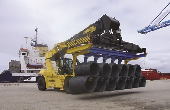 W&oacute;zek widłowy Hyster transportujący ładunek w przemyśle metalowym